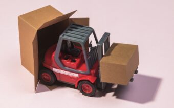 Bakom varje truckkort ligger berättelsen om säkerhet på lagergolvet